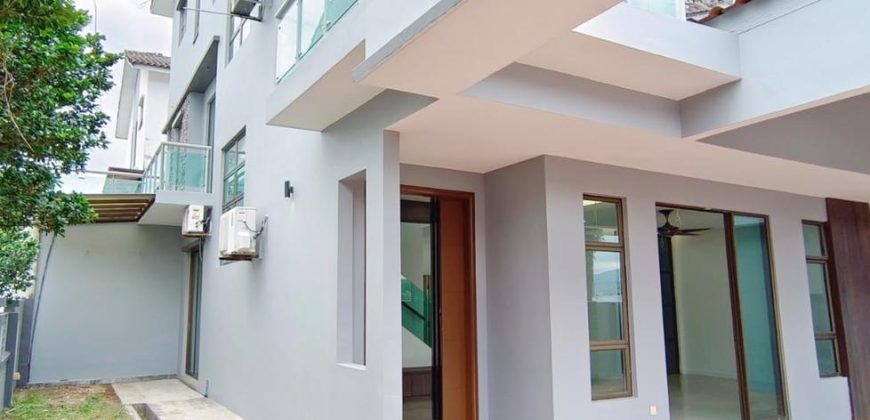 Taman Pulai Bayu – 3 Storey Semi Detached House – FOR SALE