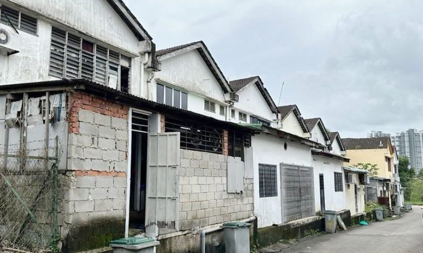 Taman Molek – 2 Storey Shop Lot – FOR SALE Taman Molek – 2 Storey Shop Lot – FOR SALE
