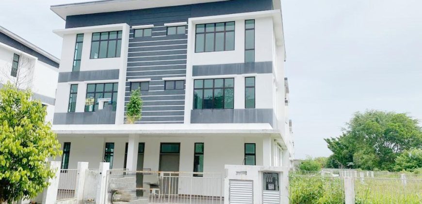 Mutiara Mas – 3 Storey Corner Cluster House – FOR SALE