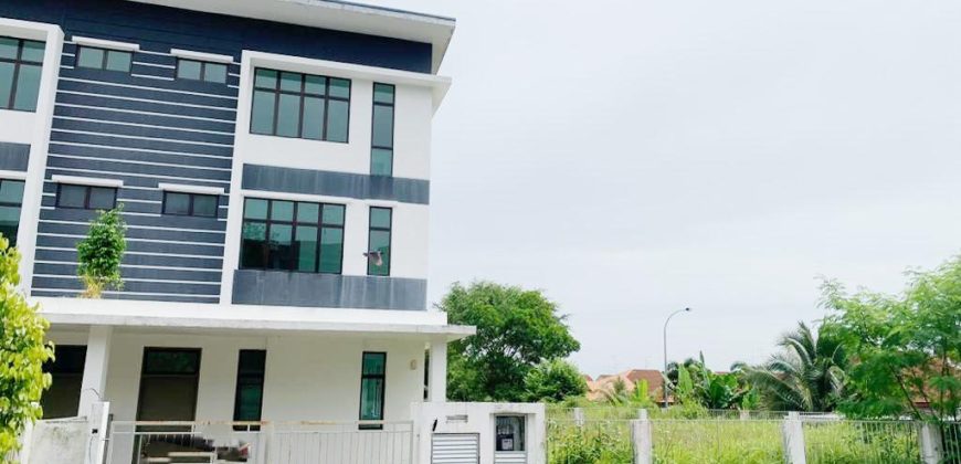 Mutiara Mas – 3 Storey Corner Cluster House – FOR SALE