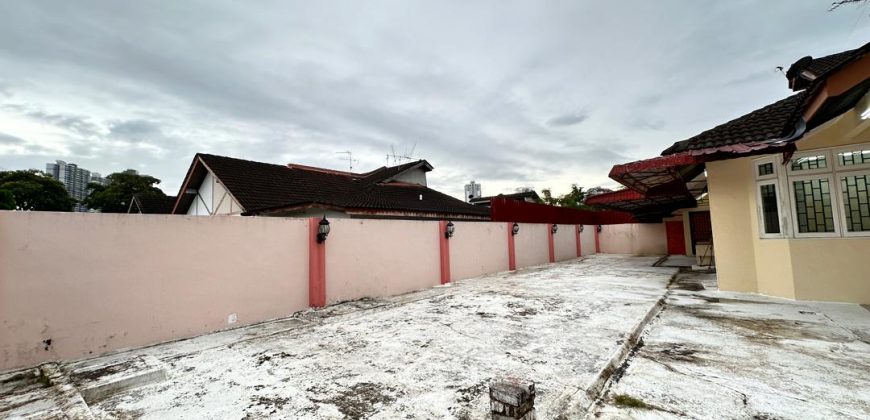 Taman Molek – 1.5 Storey End Lot Terrace House – FOR SALE Taman Molek – 1.5 Storey End Lot Terrace House – FOR SALE