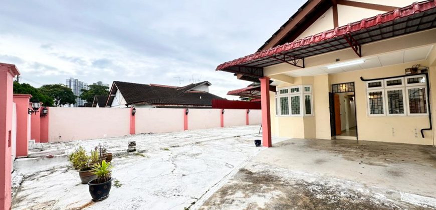 Taman Molek – 1.5 Storey End Lot Terrace House – FOR SALE Taman Molek – 1.5 Storey End Lot Terrace House – FOR SALE