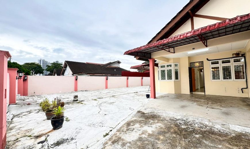Taman Molek – 1.5 Storey End Lot Terrace House – FOR SALE Taman Molek – 1.5 Storey End Lot Terrace House – FOR SALE