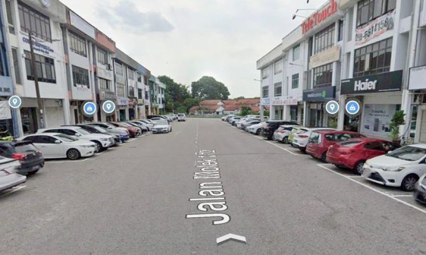 Taman Molek – 3 Storey Shoplot – FOR SALE Taman Molek – 3 Storey Shoplot – FOR SALE