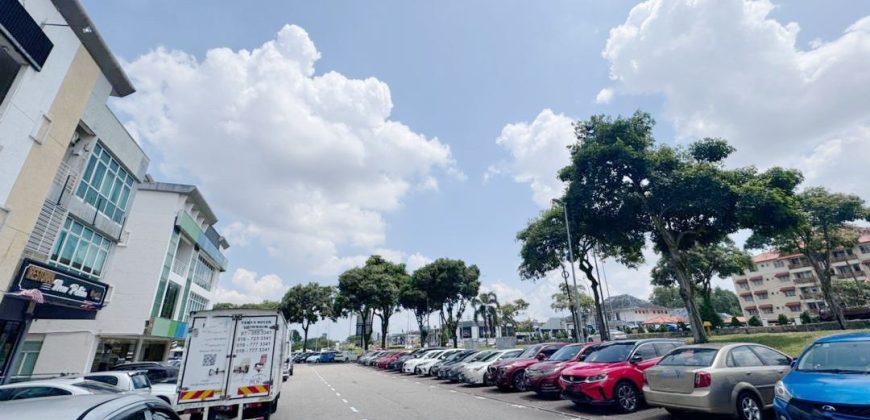 Taman Molek – 3.5 Storey Shop Lot – FOR SALE Taman Molek – 3.5 Storey Shop Lot – FOR SALE