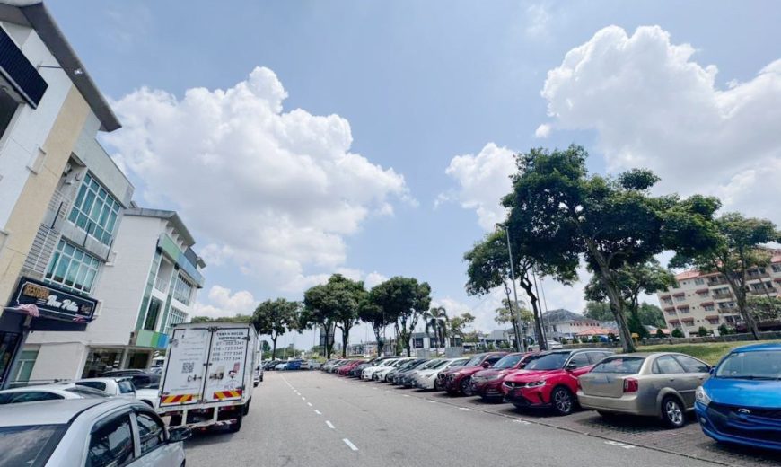 Taman Molek – 3.5 Storey Shop Lot – FOR SALE Taman Molek – 3.5 Storey Shop Lot – FOR SALE
