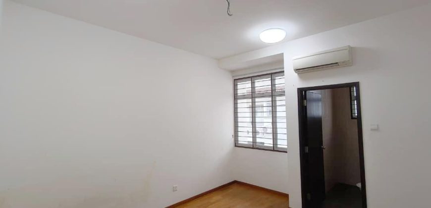 Taman Molek – 2 Storey Superlink House – FOR SALE Taman Molek – 2 Storey Superlink House – FOR SALE